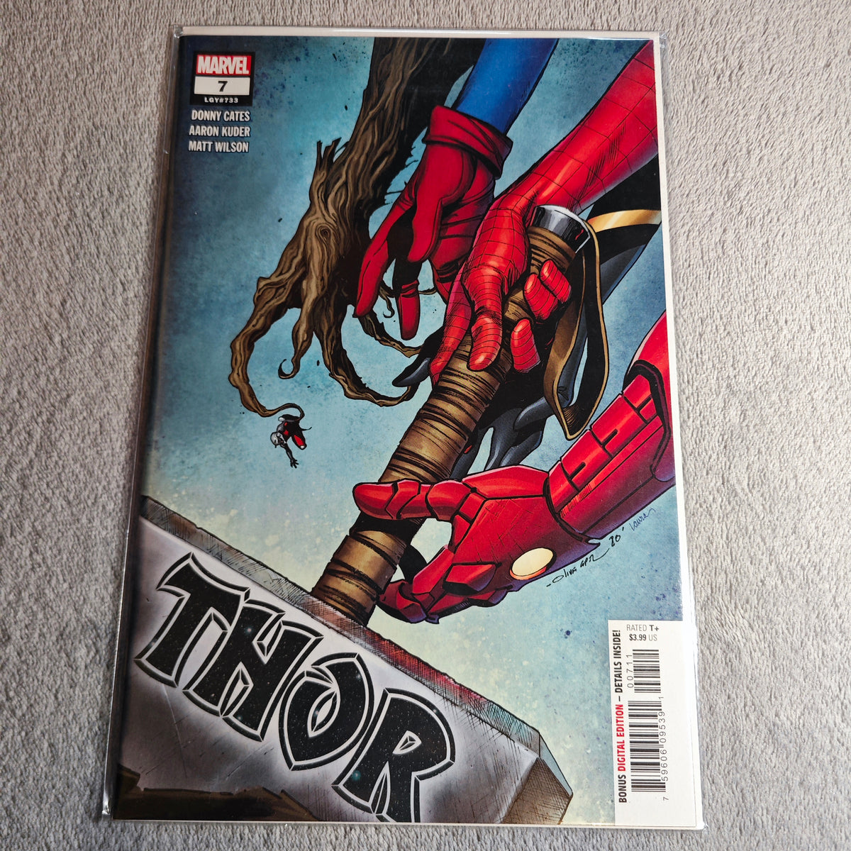 Thor Nr. 7 Marvel Comic, Cover mit mehreren Händen an Mjölnir, in Schutzfolie