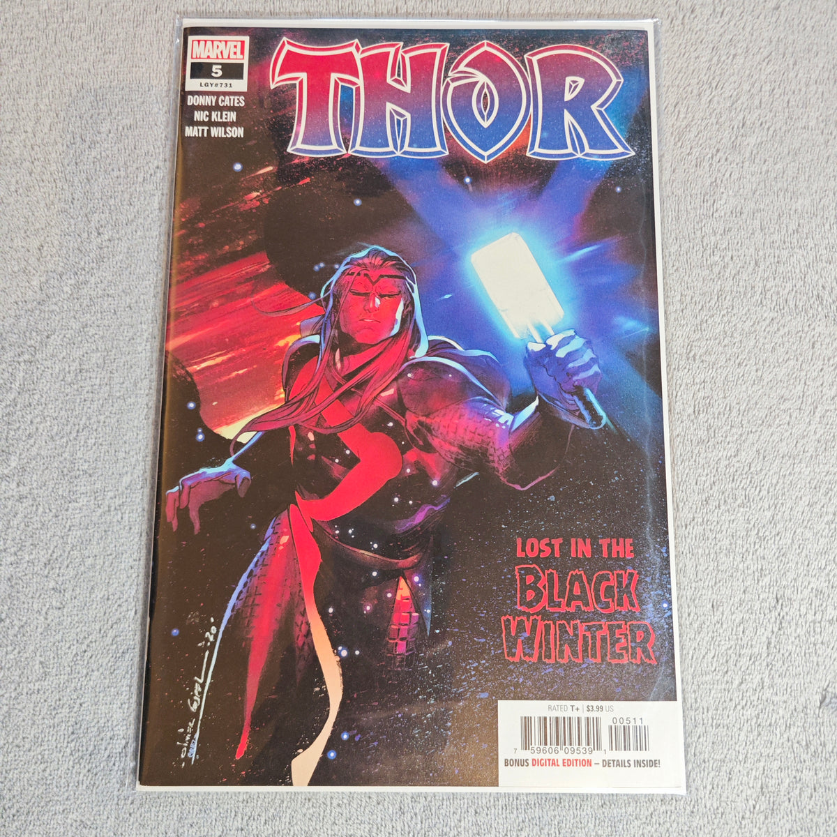 Thor Nr. 5 – Lost in the Black Winter, Marvel Comic mit Thor und leuchtendem Mjölnir in Schutzfolie