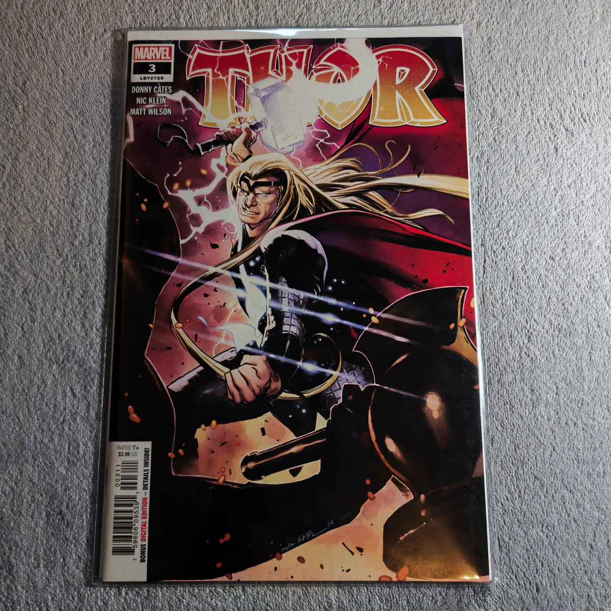 Thor Nr. 3 Marvel Comic mit Thor und erhobenem Mjölnir auf dem Cover, in Schutzfolie