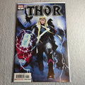 Thor Nr. 1 Marvel Comic mit Thor, blitzendem Mjölnir und zwei schwarzen Raben in Schutzfolie