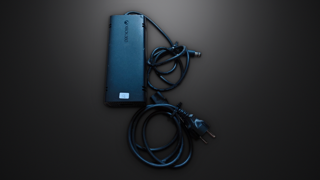 Xbox 360 E Original Netzteil 135W Microsoft – Oberseite mit Xbox 360 Logo
