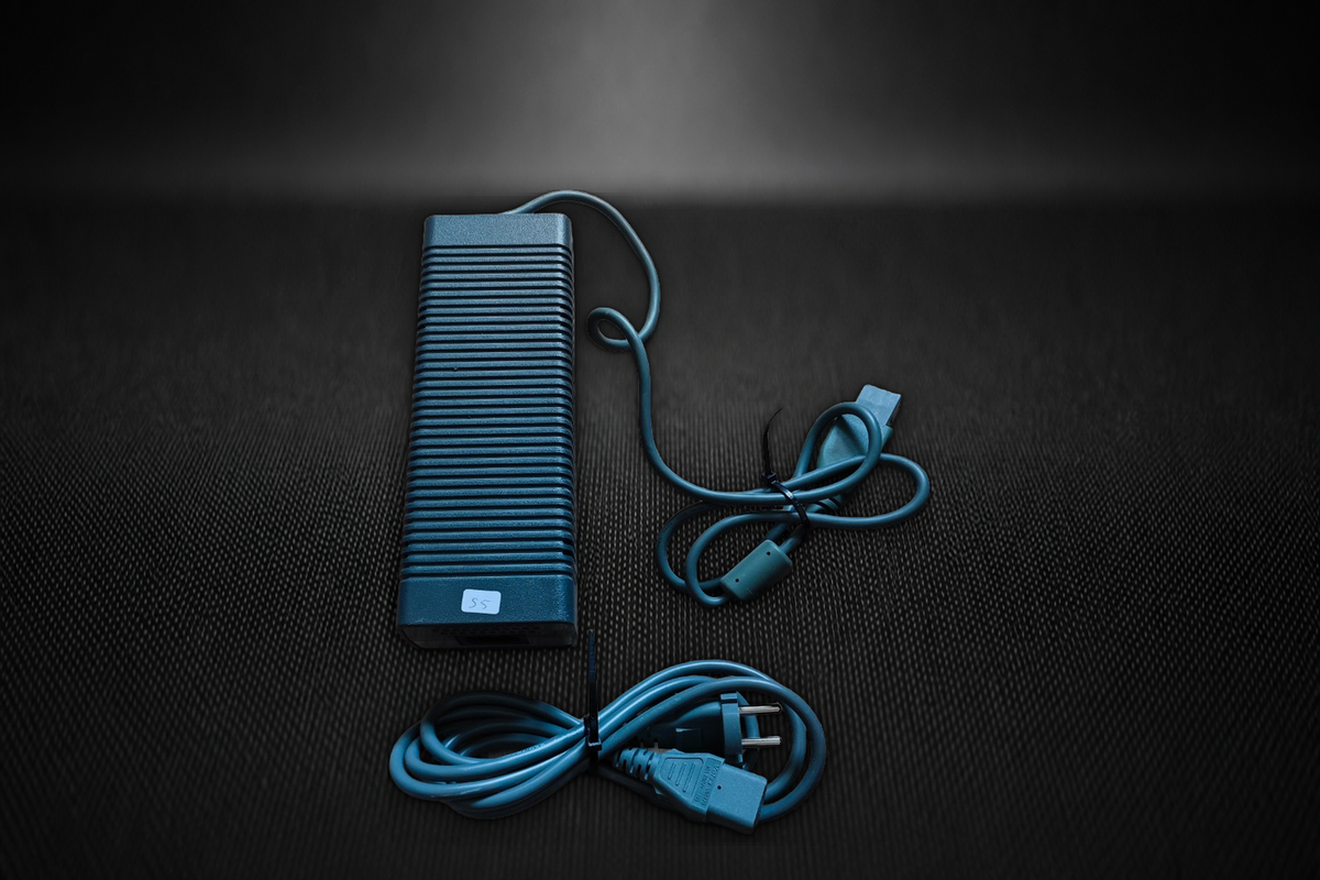 Xbox 360 Original Netzteil 150W Microsoft – Vorderseite mit Kabeln