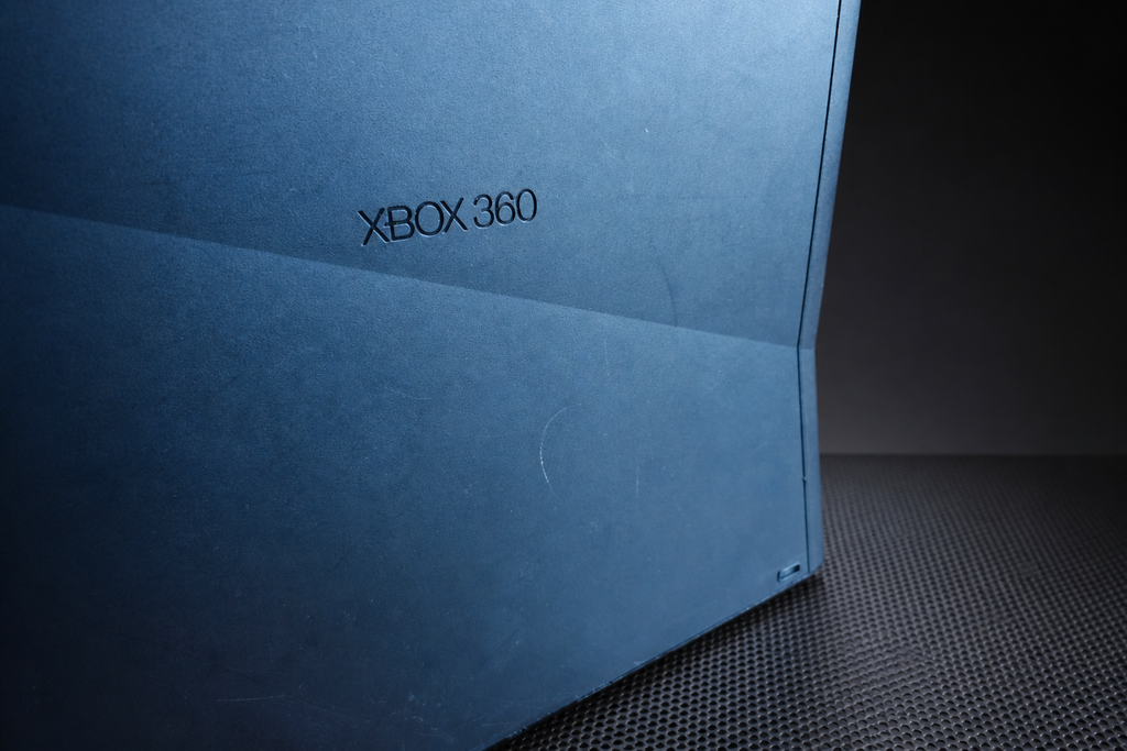 Xbox 360 S Slim Schwarz Nr.90 – Seite Detail (Aufbruchspuren)