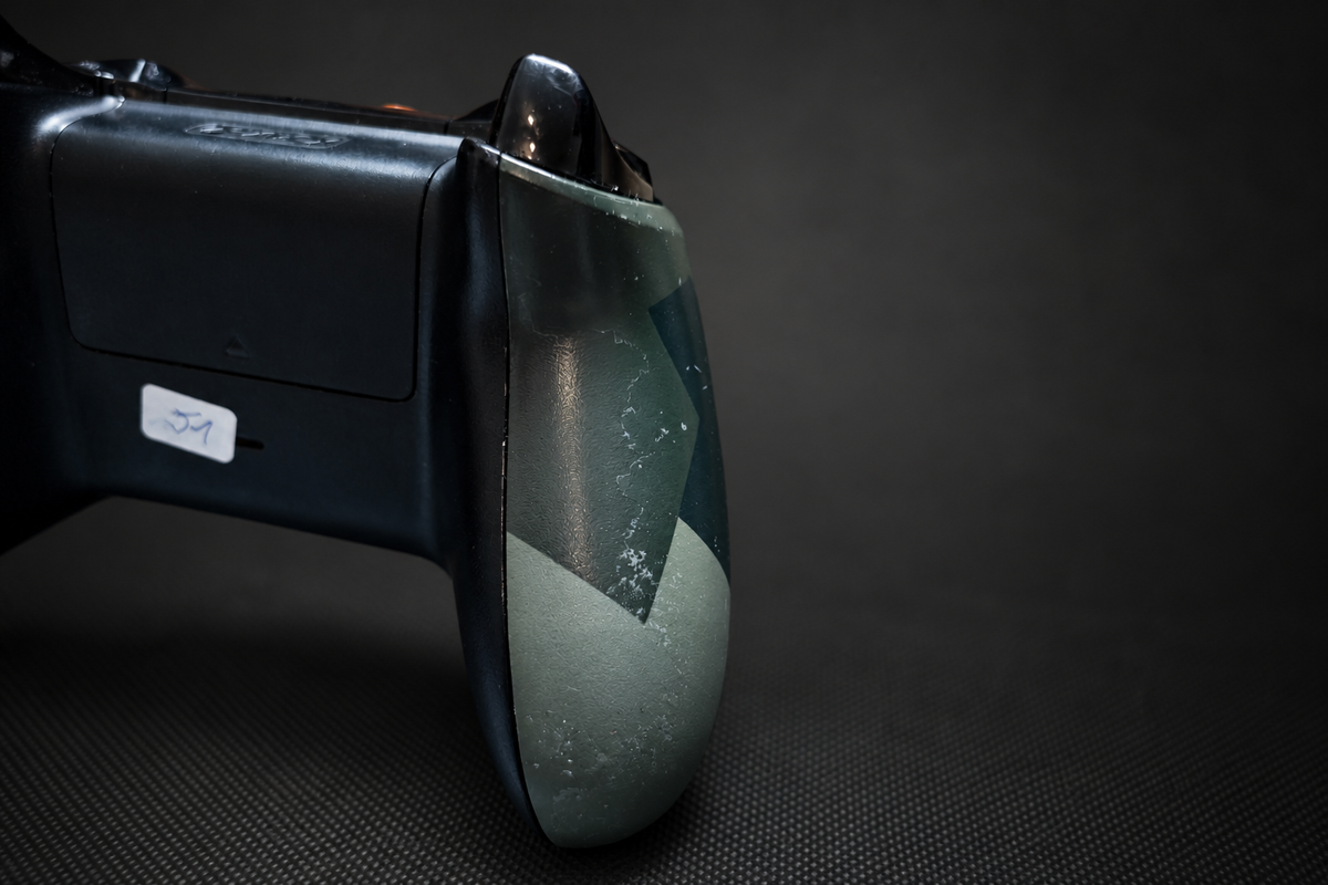 Xbox One Armed Forces Controller – Rückseite Detail Griff links (Lackabplatzer)